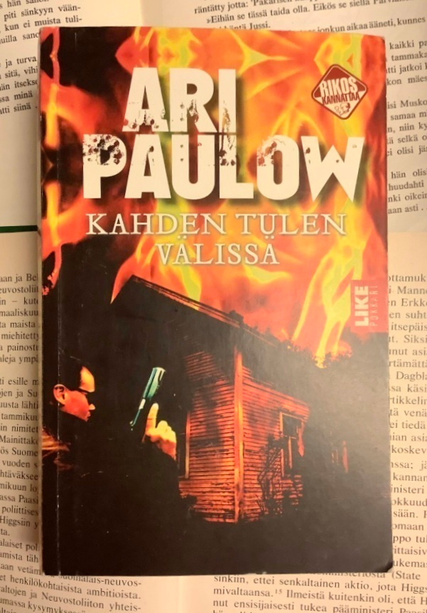 Ari Paulow - Kahden tulen välissä (pokkari)