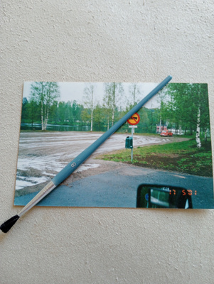 Taidekeskus Salmelan suolainen parkkipaikka 17.05.2001.
