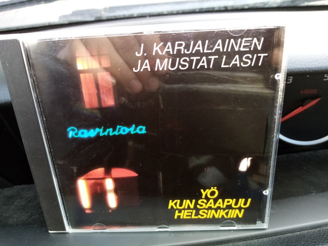 CD J. KARJALAINEN JA MUSTAT LASIT : Yö kun saapuu Helsinkiin