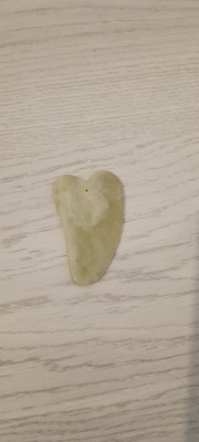 Gua sha jadekivi kasvohierontaan