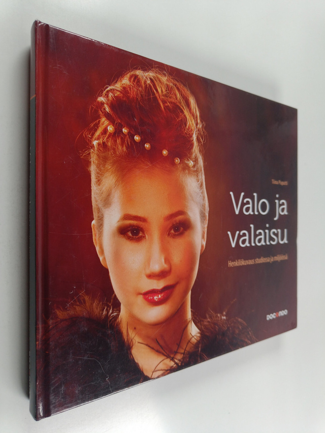 Tiina Puputti : Valo ja valaisu : henkilökuvaus studiossa...