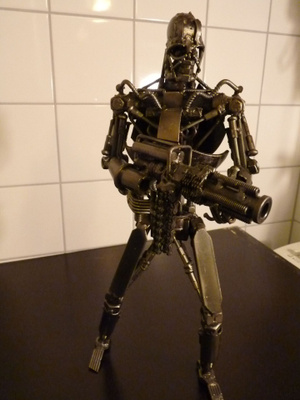 Terminaattori 40cm korkea