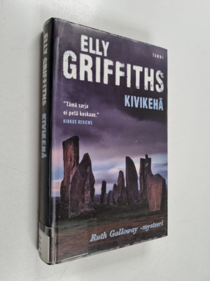 Elly Griffiths : Kivikehä