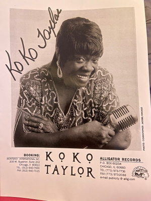Koko Taylor nimikirjoitus promokuvassa
