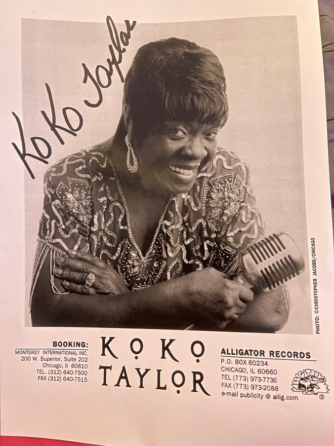 Koko Taylor nimikirjoitus promokuvassa