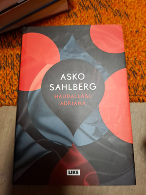 Asko Sahlberg Haudallasi, Adriana