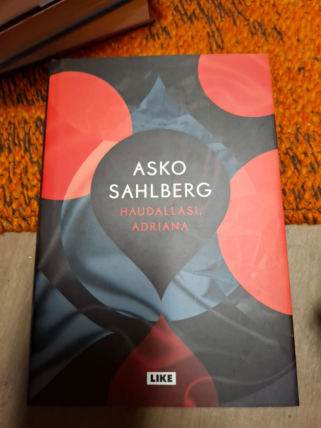 Asko Sahlberg Haudallasi, Adriana