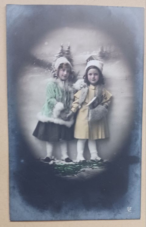 Pikkuleidit viemässä joululahjaa, p. 1911