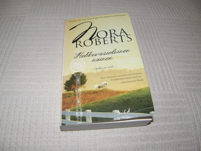 Nora Roberts Hehkuvasieluinen nainen -nid