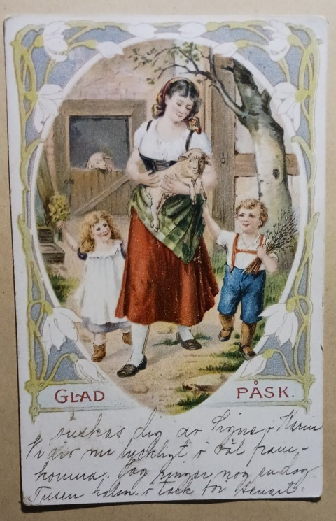 Äiti karitsa sylissään, lapset vierellään, koristelu p. 1912
