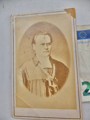 VANHA CDV Visiitti Valokuva Pappi KIVAT Ristit 1870-l