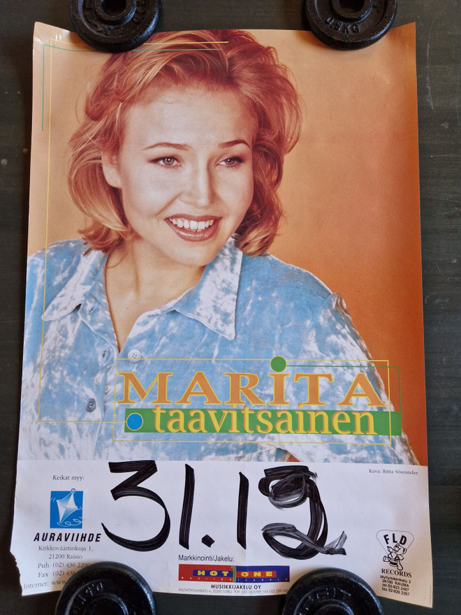 Marita Taavitsainen keikkajuliste 47 . 60×42cm