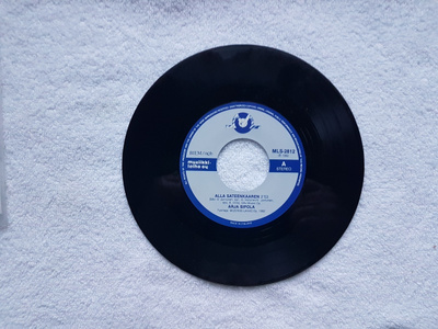 Arja Sipola – Alla Sateenkaaren / Alastomat kasvot 7" single