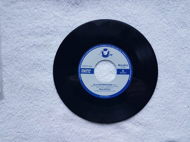 Arja Sipola – Alla Sateenkaaren / Alastomat kasvot 7" single
