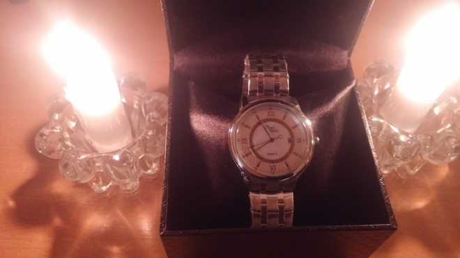 Uusi O'pal watch rannekello päivyrillä.