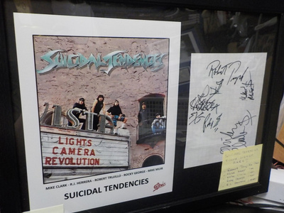 SUICIDAL TENDENCIES TAULU KOKO BÄNDIN NIMMAREILLA