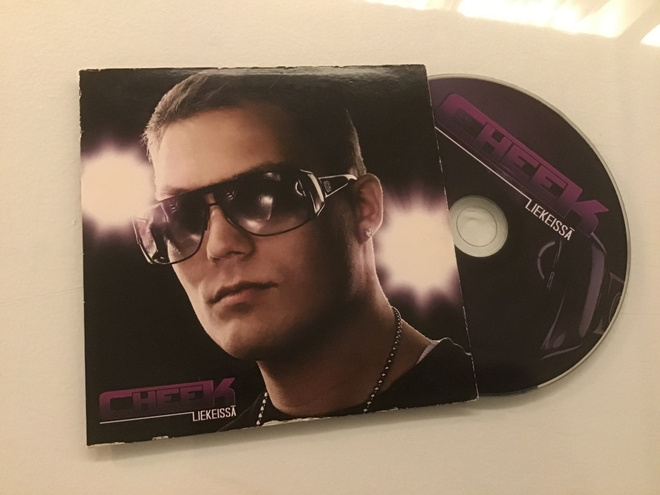 Cheek . Liekeissä CDS single