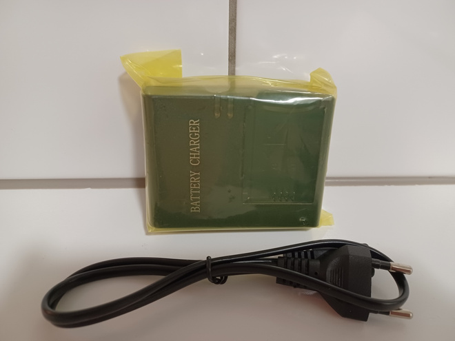 LC-E17 -akkulaturi Canonin akuille