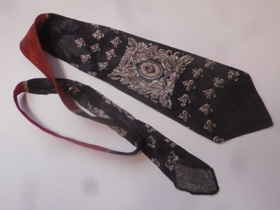Solmio 10. Tummansininen leveä solmio