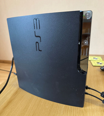 PS3 Slim -konsoli ja ohjain