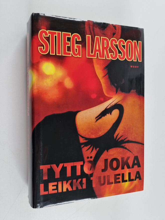 Stieg Larsson : Tyttö joka leikki tulella