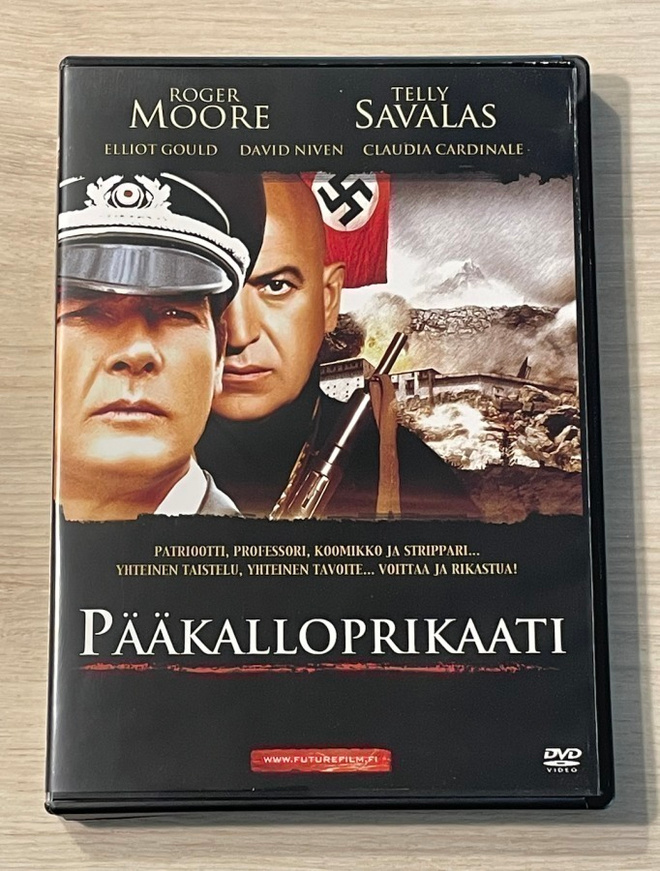 Pääkalloprikaati (1979) Roger Moore & Telly Savalas