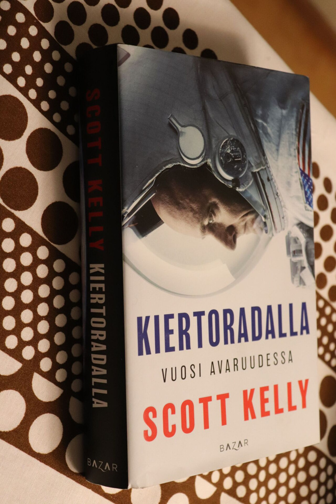 Scott Kelly : Kiertoradalla - vuosi avaruudessa ( 1.p. 2018)