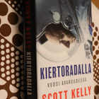 Scott Kelly : Kiertoradalla - vuosi avaruudessa ( 1.p. 2018) - pikkukuva 1