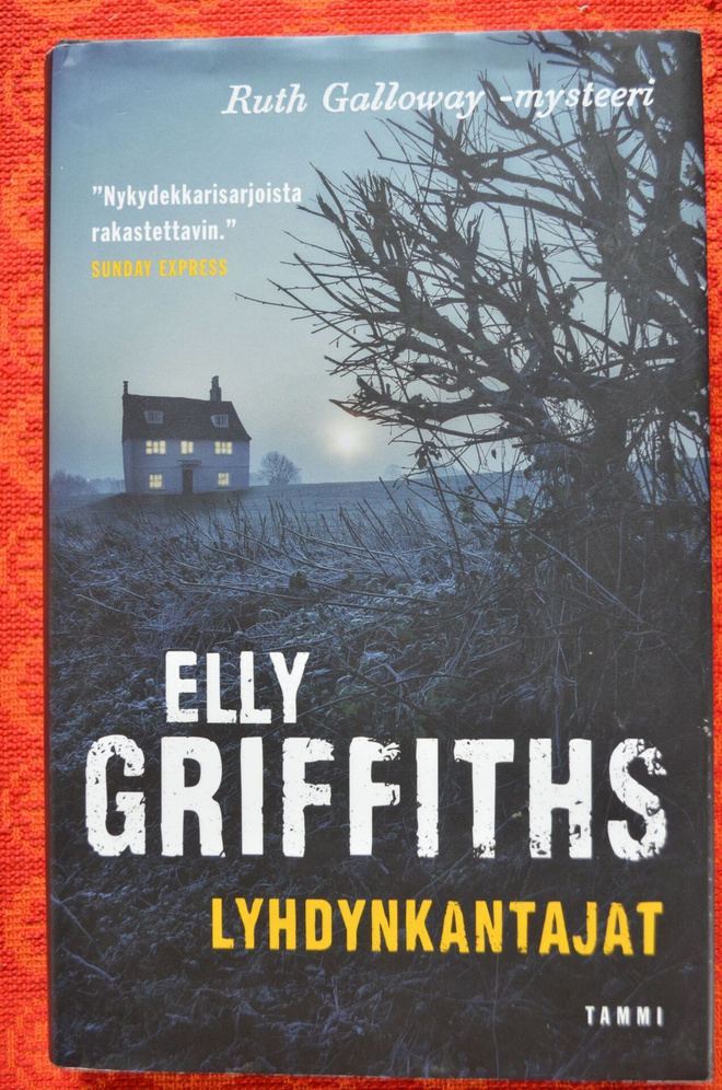 Elly Griffiths:  LYHDYNKANTAJAT