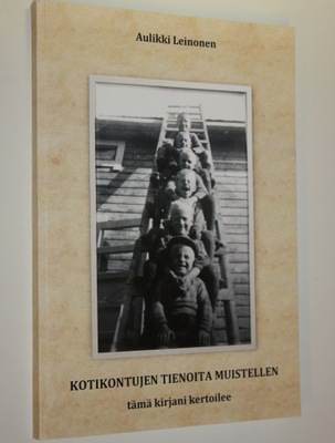 Aulikki Leinonen : Kotikontujen tienoita muistellen : täm...