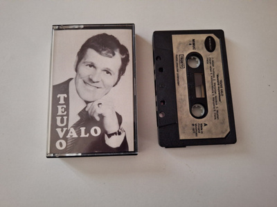 C-kasetti TEUVO VALO - MENNEITÄ MUISTELLESSA  ( RARE )