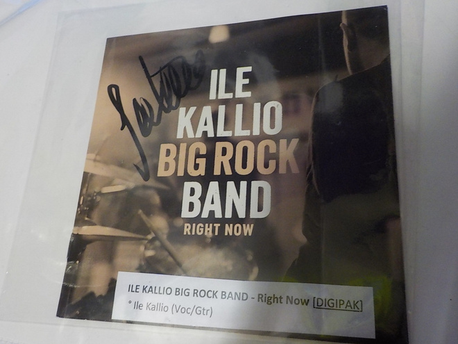 ILE KALLIO NIMIKIRJOITUS CD KANSILEHDESSÄ
