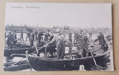 Tukinuittoa, miehiä veneissä, tukkilautta (1930-l.), ei p.