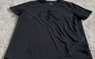 Calvin Klein musta t-paita, koko XL