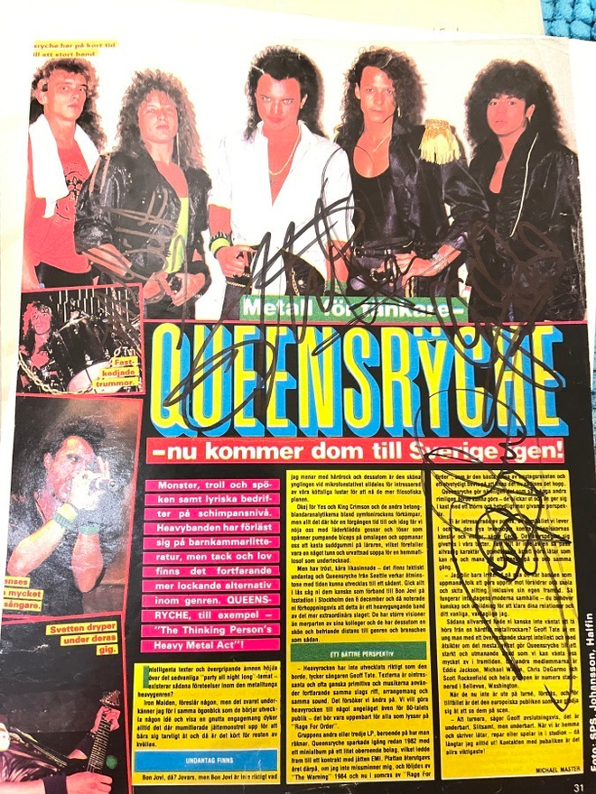 Queensryche (1988) nimikirjoitukset lehden sivulla