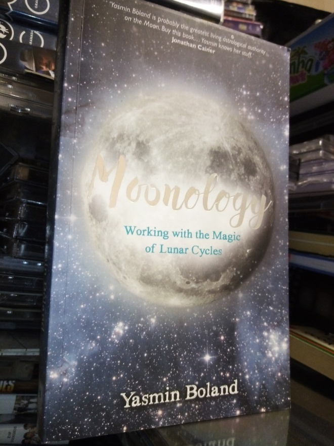 Yasmin Boland :  Moonology ( SIS POSTIKULU)