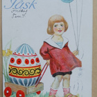 Pikkutyttö vetää jättimunaa kärreissä, ilmapalloja, p. 1940 - pikkukuva 1