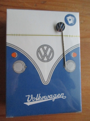 VW pelikortiti ja rintaneula