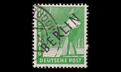 Berlin 4 o Musta päällepainama 10 Pf (1948)