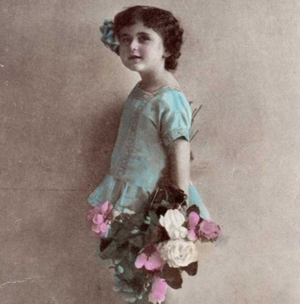 LAPSI / Pikkutyttö sinisessä mekossa ja ruusuja. 1910-l.
