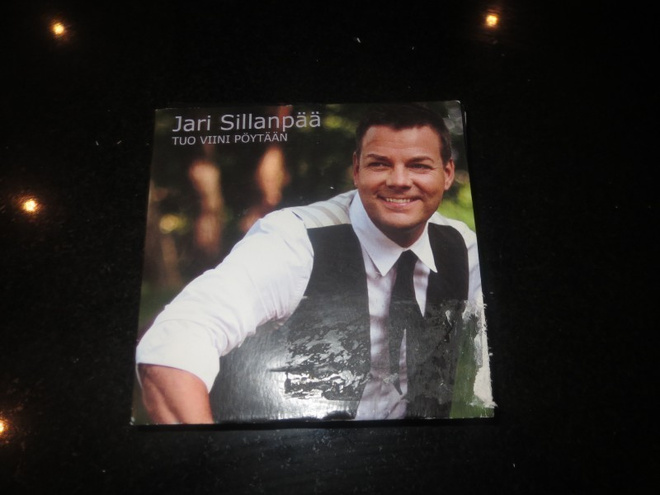 Jari Sillanpää tuo viini pöytään cds