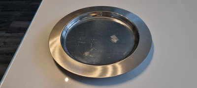 Tarjotin,halkaisija 25 cm.