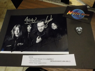 VOIVOD B/W KUVA KOLMELLA NIMMARILLA + PLEKTRA