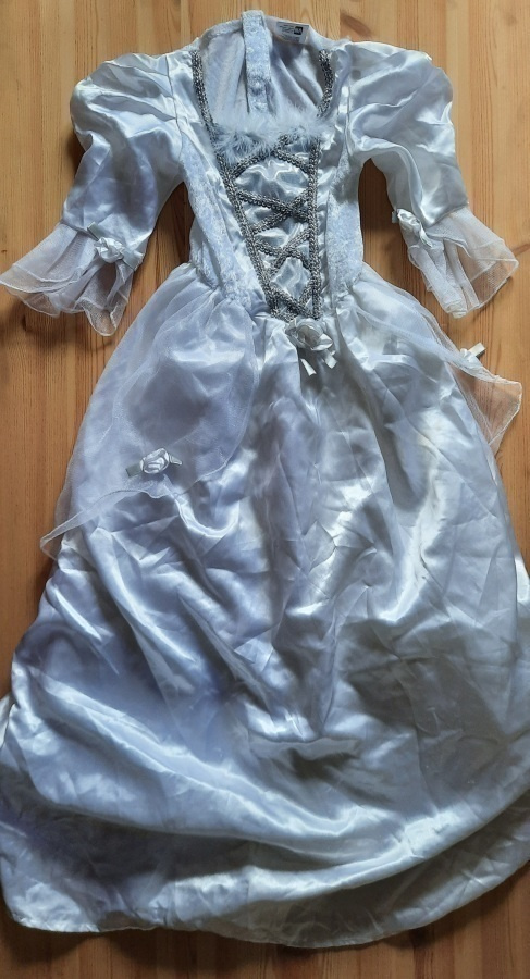 Valkoinen prinsessa mekko