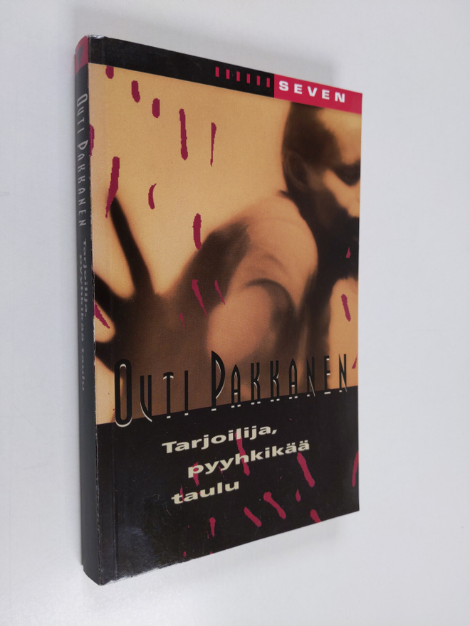 Outi Pakkanen : Tarjoilija, pyyhkikää taulu
