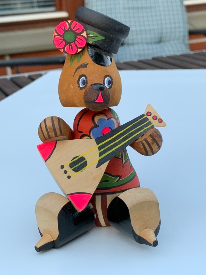 VINTAGE PUINEN KARHU PELAA BALALAIKAA