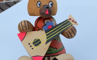 VINTAGE PUINEN KARHU PELAA BALALAIKAA