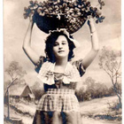 NAINEN / Kaunis tyttö - apilakori pään päällä. 1900-l. - pikkukuva 2