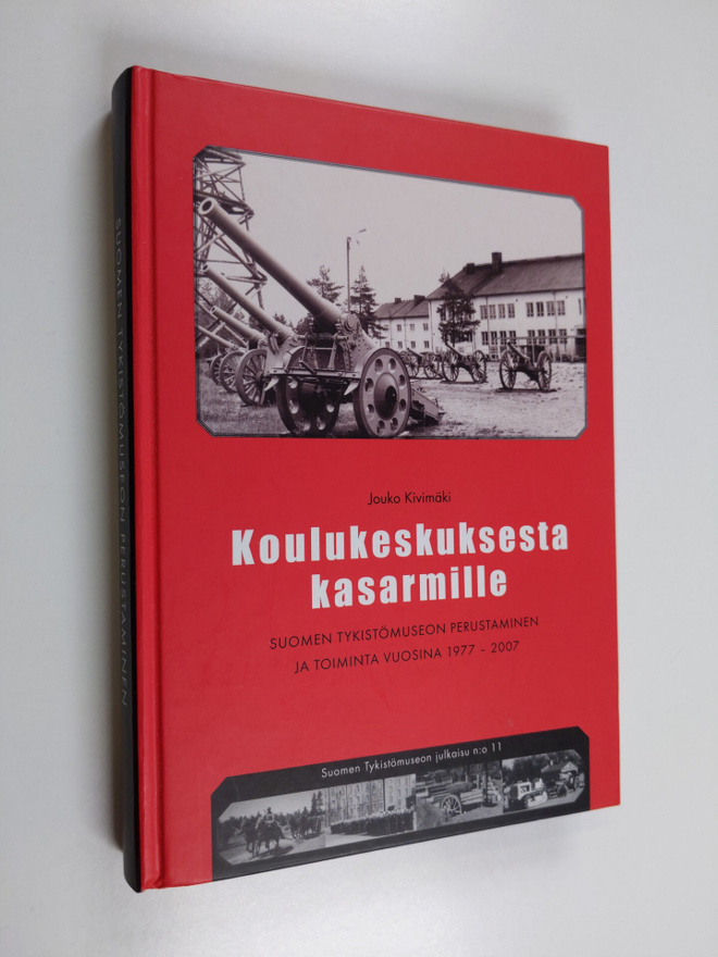 Jouko Kivimäki : Koulukeskuksesta kasarmille : Suomen tyk...