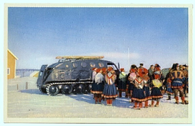 Vanha postikortti lappalaisia ja lumiauto 1940-50 lukua